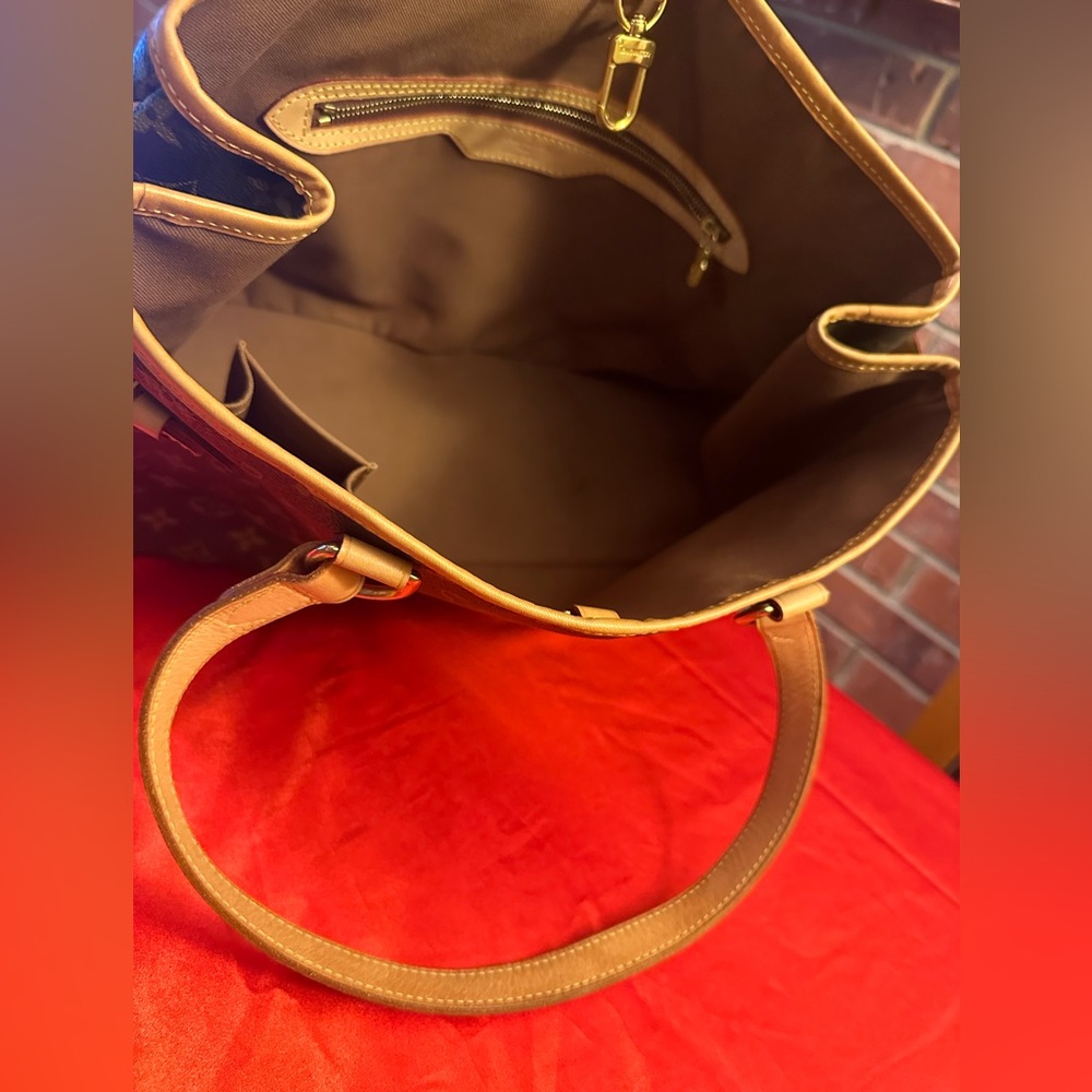 WOW POSHMARK - ONE OWNER = ME - Authentic Louis Vuitton Batignolles GM YEAH!!! - Picture 5 of 16